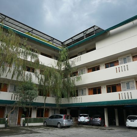 Reddoorz Plus @ Ciumbuleuit Area Bandung Esterno foto